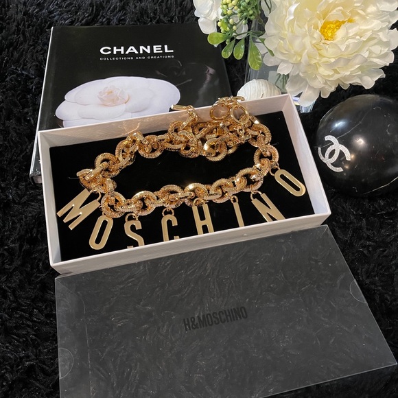 Moschino x H&M Gold Pleated Logo Lettering Belt - Picture 3 of 11